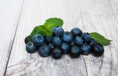 Bir tablo üzerinde taze yaban mersini