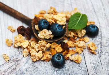 Yaban mersini ile ev yapımı granola