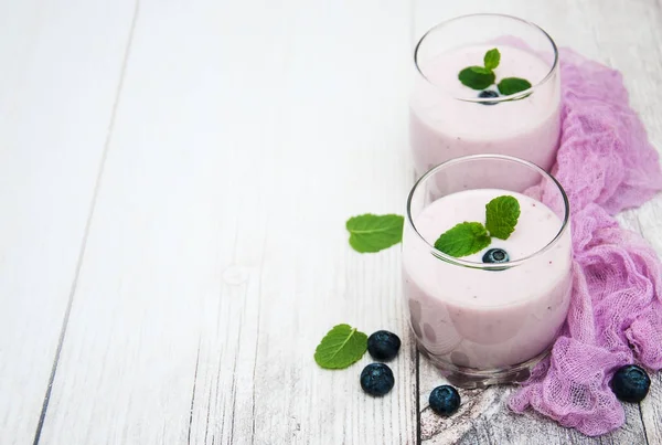 Bir tabloda yabanmersinli Yoğurtlu gözlük