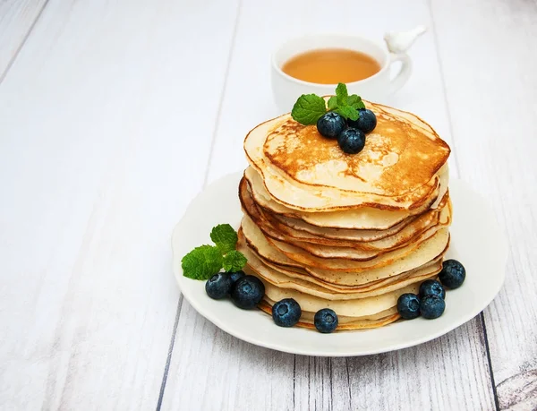 Assiette avec crêpes et bleuets — Photo