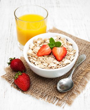 çilek ile müsli