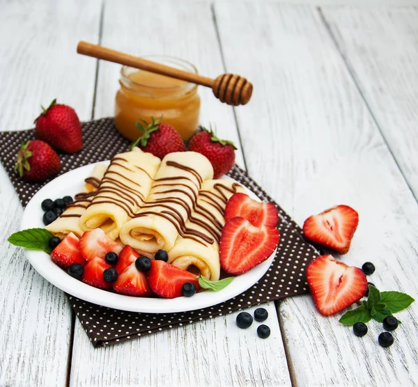 çilek ve çikolata soslu krep