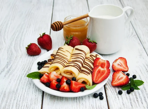 çilek ve çikolata soslu krep