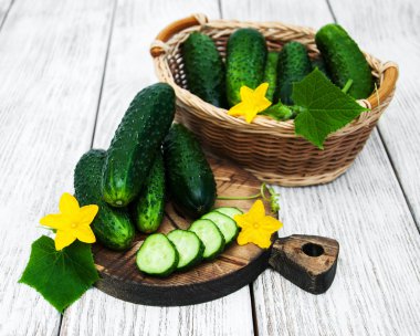 Bir tablo üzerinde taze salatalık