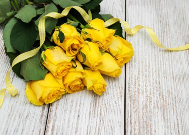 Bir tablo üzerinde Sarı Gül