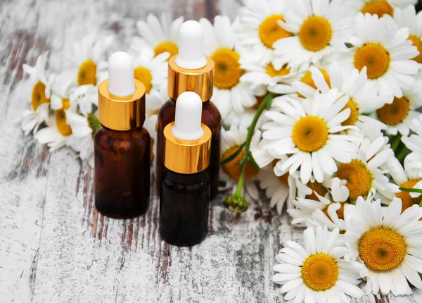 Essencial oil and camomile — Stock Photo, Image