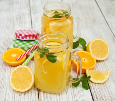 Kavanoz limonata ile