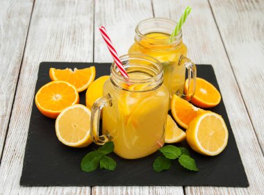 Kavanoz limonata ile