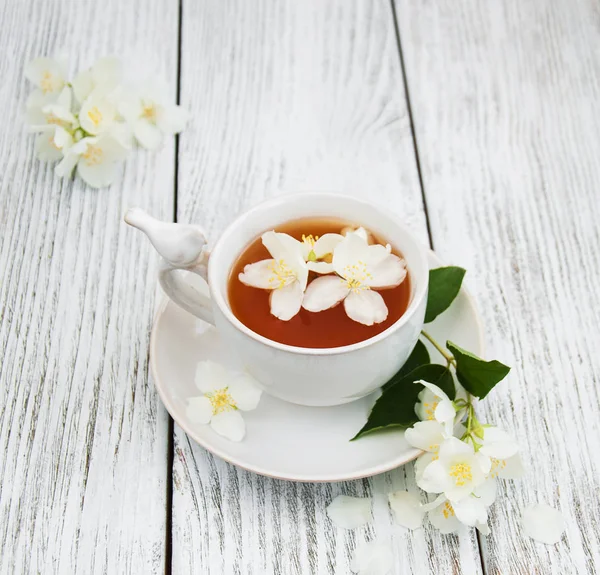 Tazza di tè con fiori di gelsomino — Foto Stock