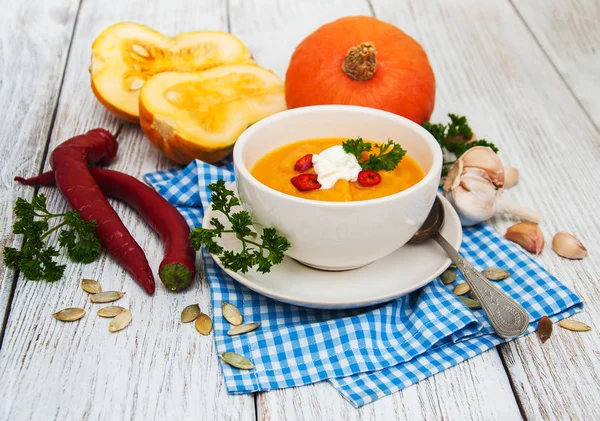 Sopa de abóbora com abóboras frescas — Fotografia de Stock