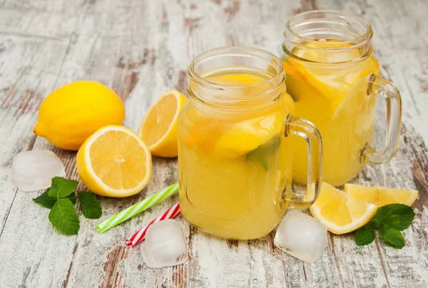 柠檬汽水罐 — 图库照片