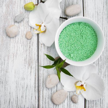 Spa Ürünleri ve beyaz orkide