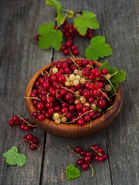 Frenk üzümü ile kase