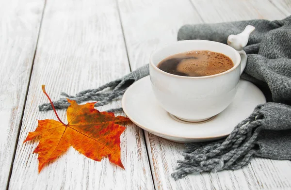 Tasse Kaffee und Herbstblätter — Stockfoto
