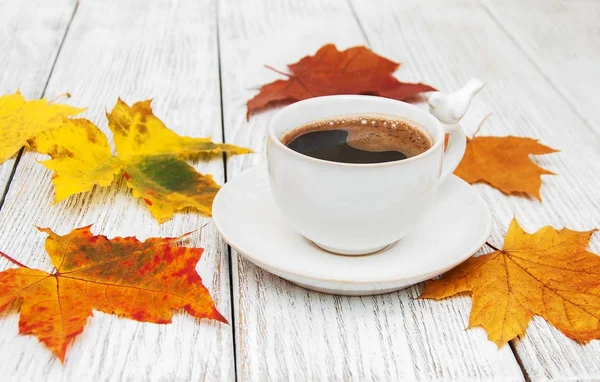 Taza de café y hojas de otoño — Foto de Stock