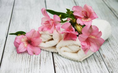 Spa havlu ve alstroemeria çiçekler