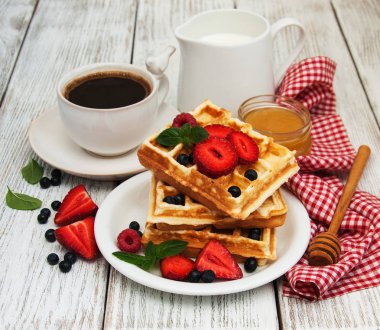 çilek, yaban mersini ve kahve ile gözleme