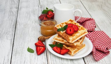 Çilekli ve naneli Belçika waffleları