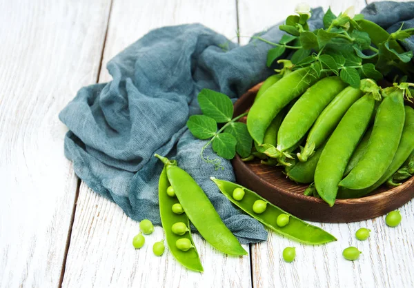 Pois verts sur une table — Photo