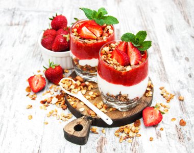 yoğurt ve granola kahvaltı için