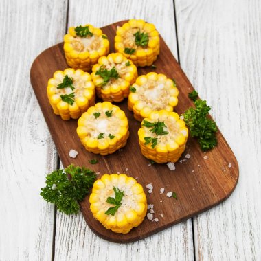 Koçanda haşlanmış mısır.