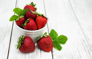 ahşap masa üzerinde olgun çilek