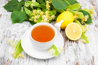 Bir fincan ıhlamur çiçekli bitki çayı.