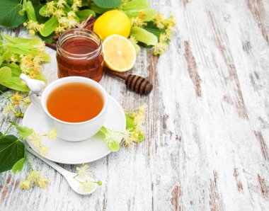 Bir fincan ıhlamur çiçekli bitki çayı.