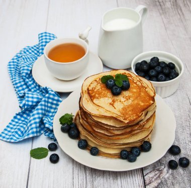 Krep ve yaban mersini ile plaka