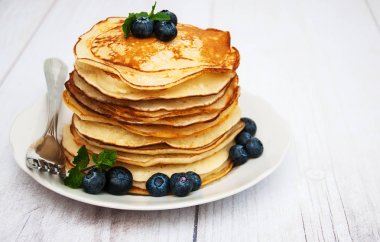 Krep ve yaban mersini ile plaka