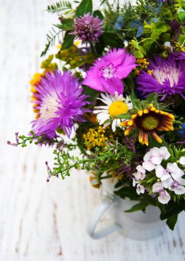 kır çiçekleri bir tablo