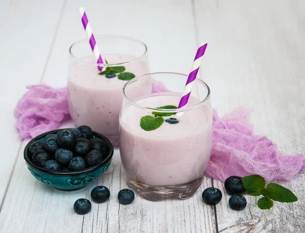 Vasos con yogur de arándano sobre una mesa — Foto de Stock