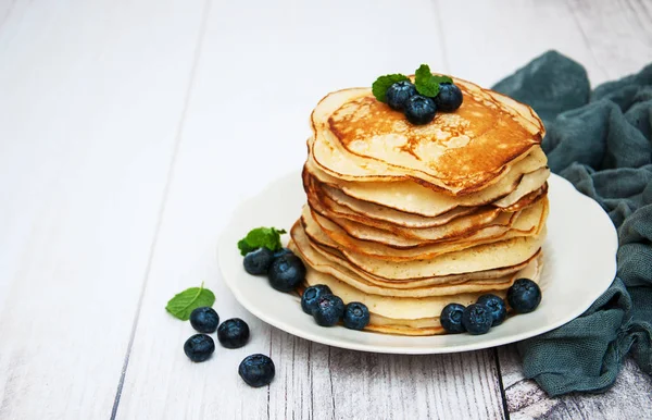 Assiette avec crêpes et bleuets — Photo