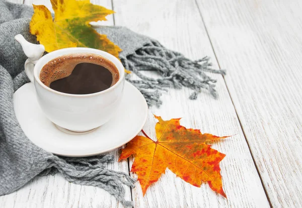 Tasse Kaffee und Herbstblätter — Stockfoto