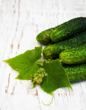 Bir tablo üzerinde taze salatalık