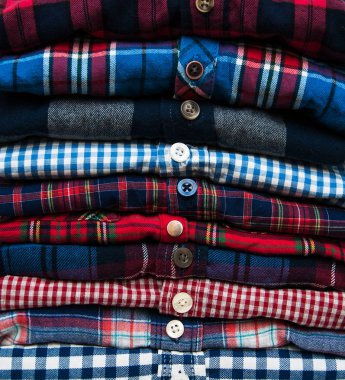 kareli gömlek yığınları