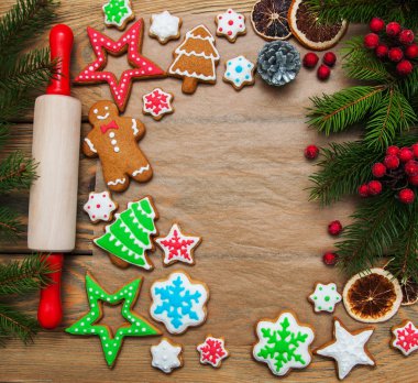 Noel zencefil ve bal renkli kurabiyeleri 