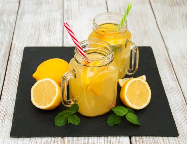 Kavanoz limonata ile