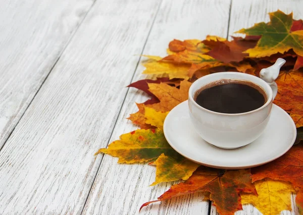 Taza de café y hojas de otoño — Foto de Stock