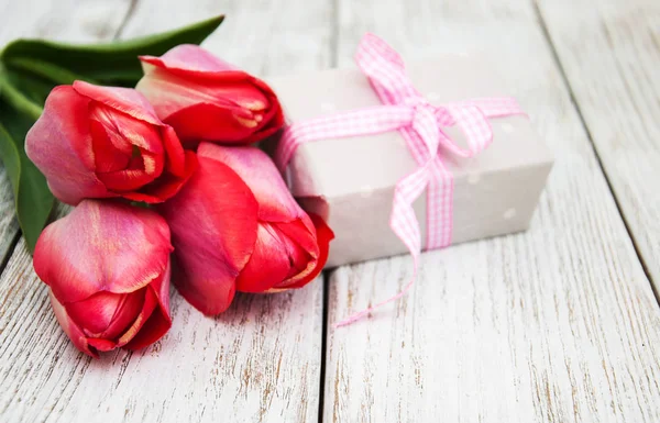 Tulipani primaverili fiori e confezione regalo — Foto Stock