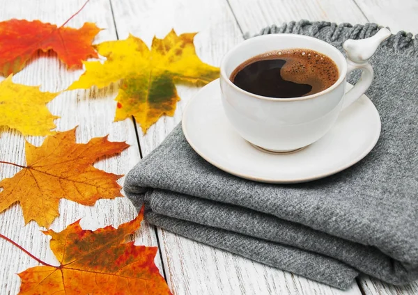 Tasse Kaffee und Herbstblätter — Stockfoto