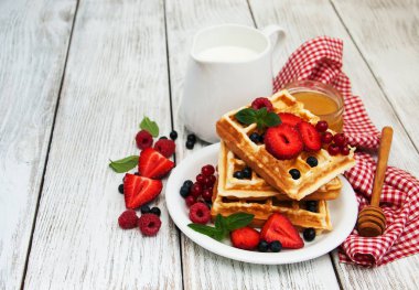 Waffle taze çilek ile