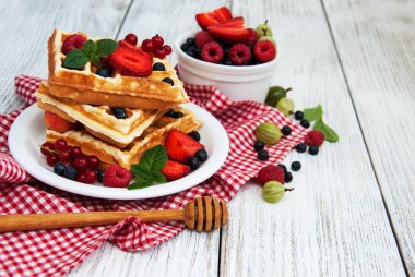 Waffle taze çilek ile