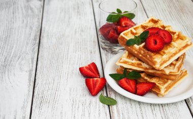 Çilekli ve naneli Belçika waffleları