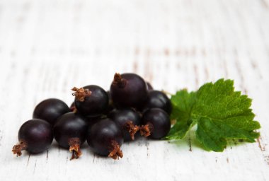 bir tablo üzerinde Siyah frenk üzümü