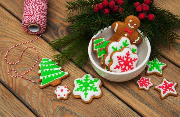 Biscuits colorés au gingembre et miel de Noël — Photo