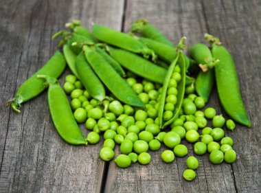 bir tabloda yeşil bezelye