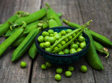 bir tabloda yeşil bezelye