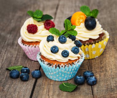 taze çilek ile cupcakes