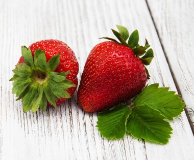 ahşap masa üzerinde olgun çilek